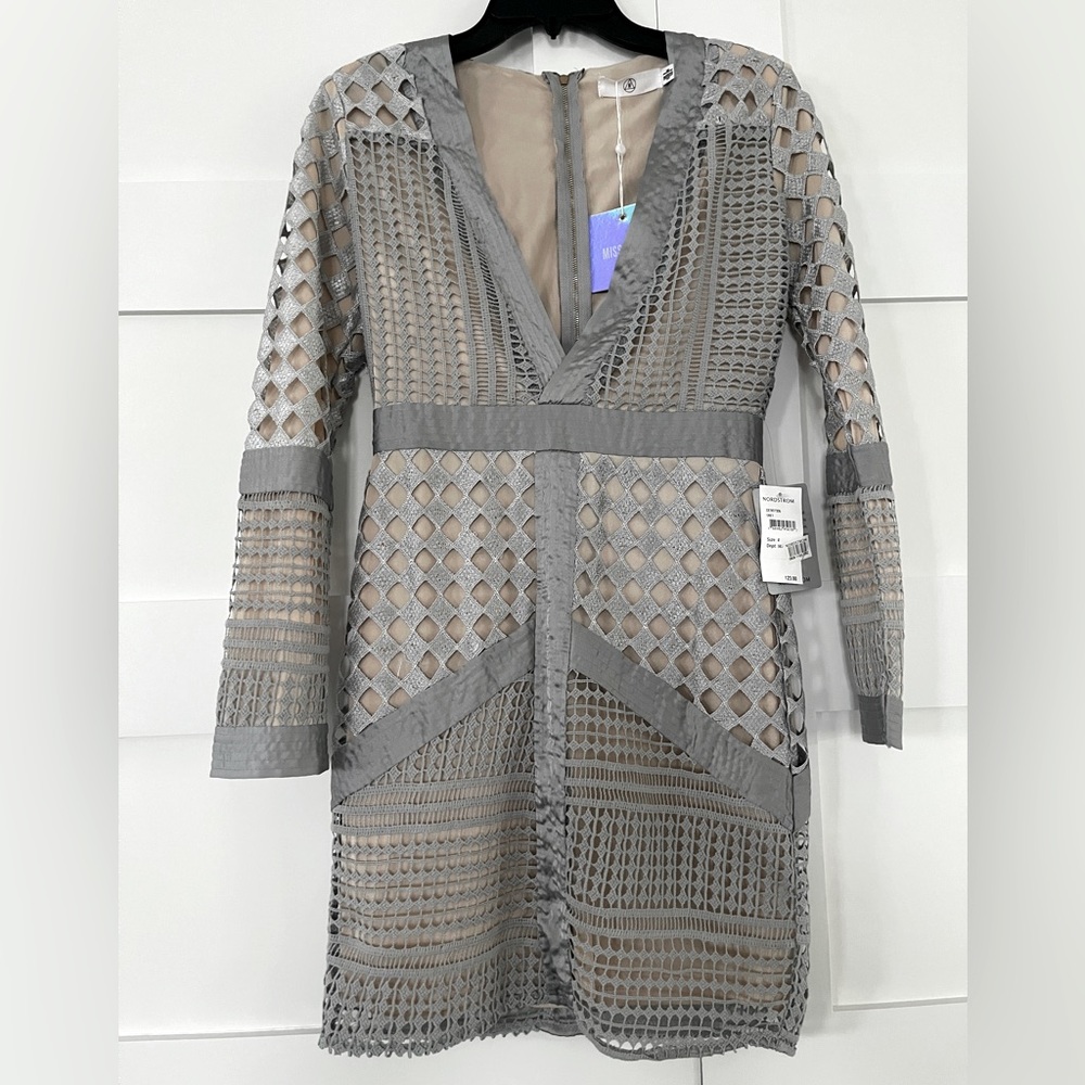 NWT Silver long sleeve, deep V-neck, crochet overlay nude liner Size 4